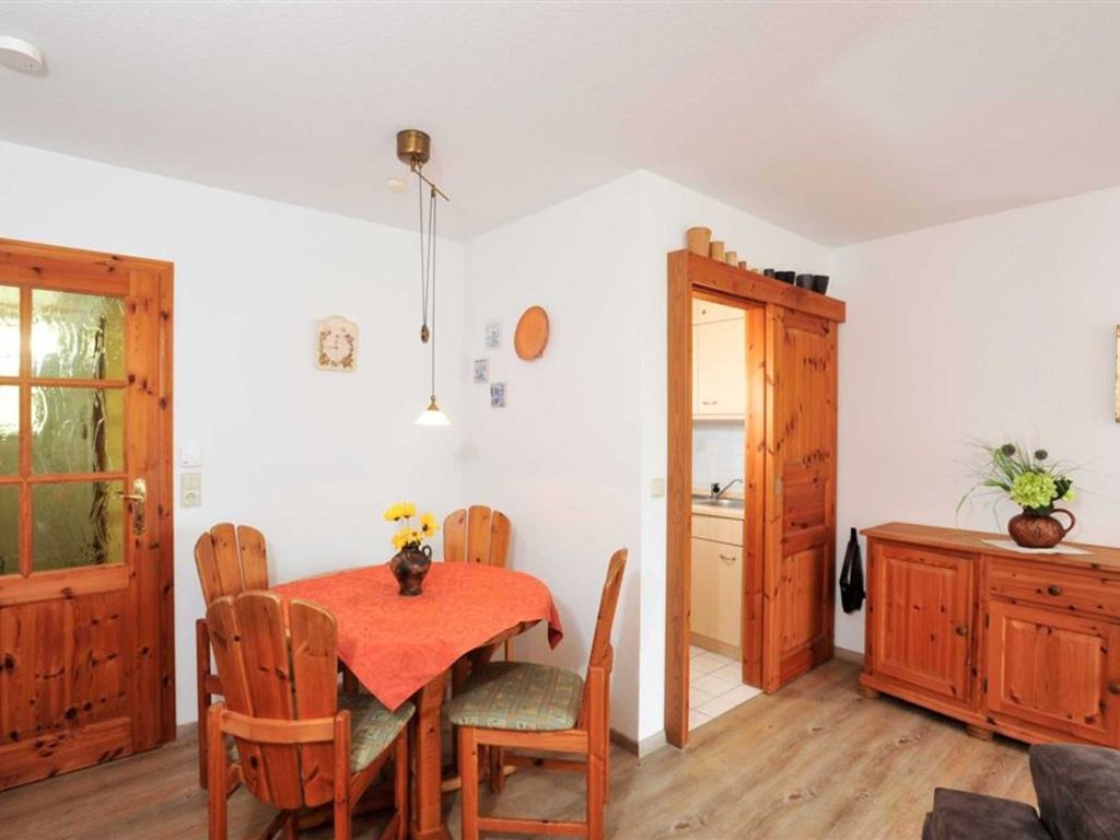 Wohnzimmer und halboffene Küche