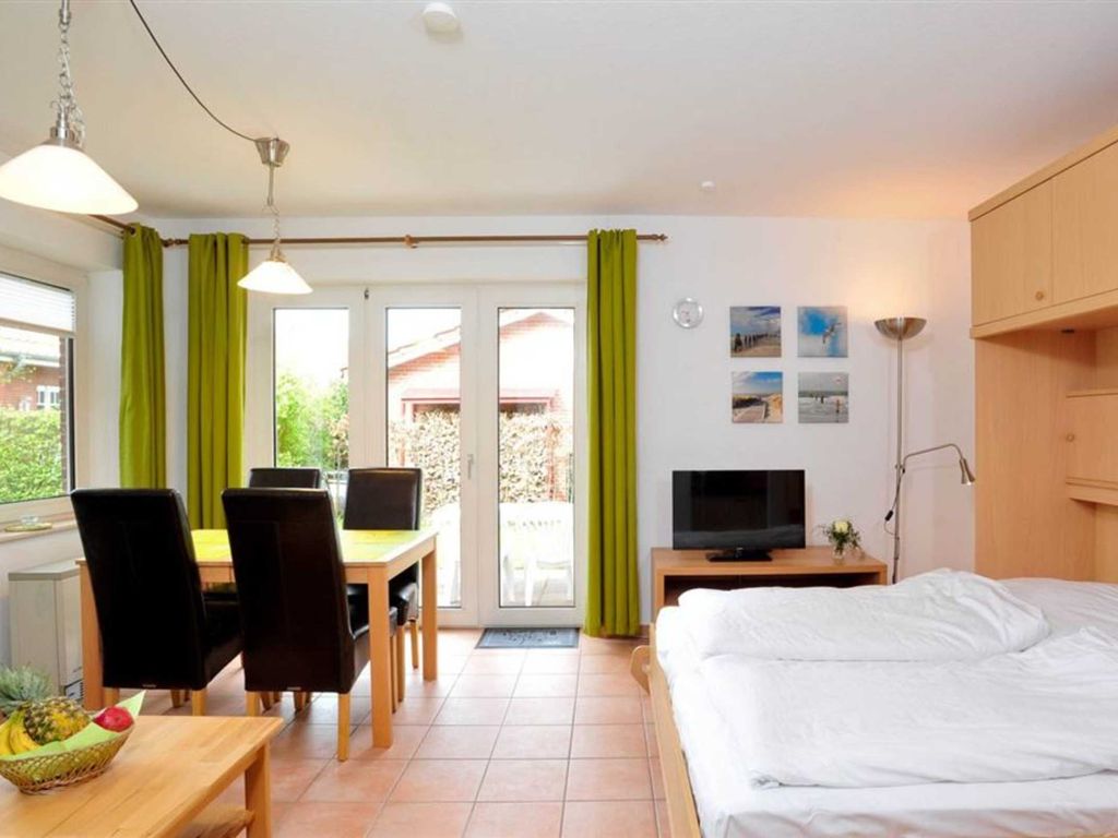 Wohnzimmer mit Schrankbett