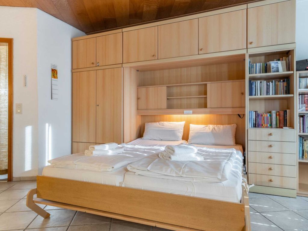 Wohnzimmer mit Schrank-Doppelbett