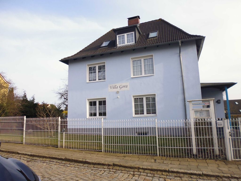 Strassenansicht von der Villa Gora.