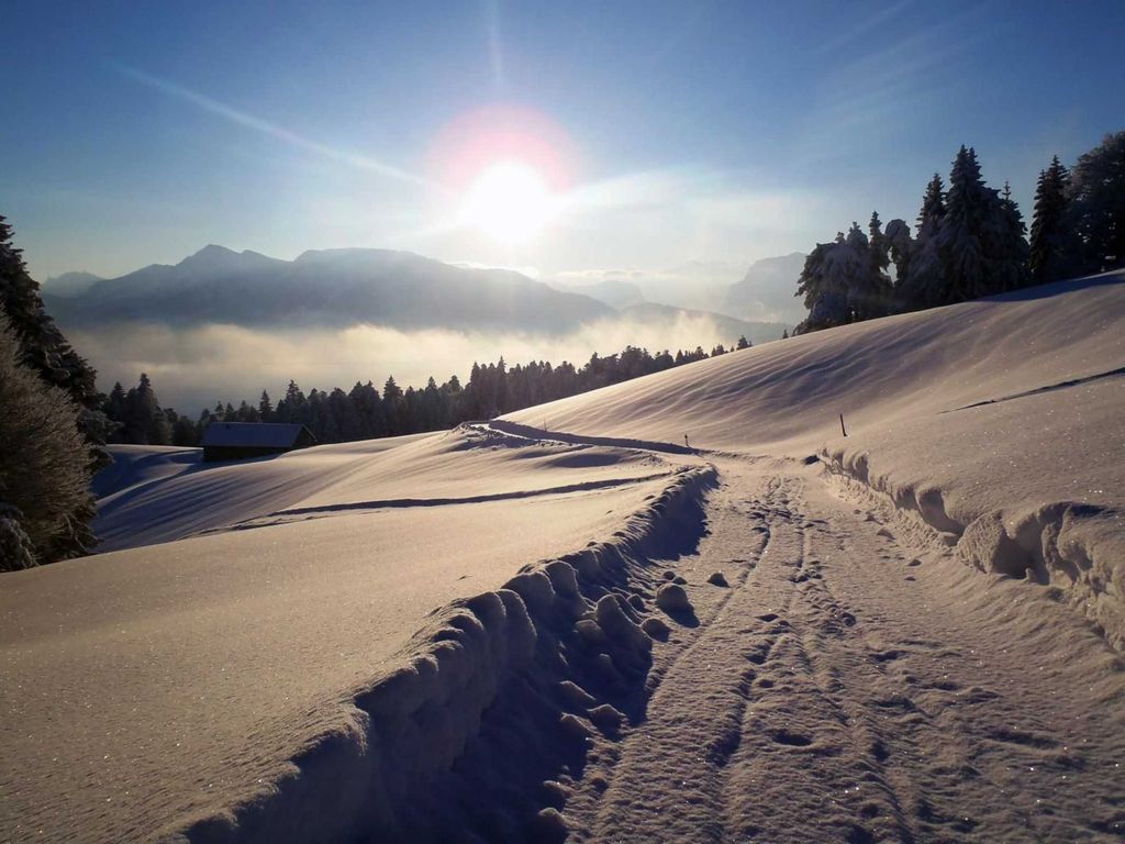 Bestens präparierter Winterwanderweg mit Ausblick direkt vor der Haustüre