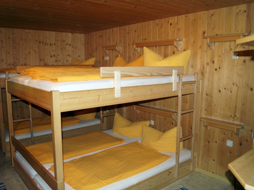 6-Bett Schlafraum mit Etagendusche + Waschraum