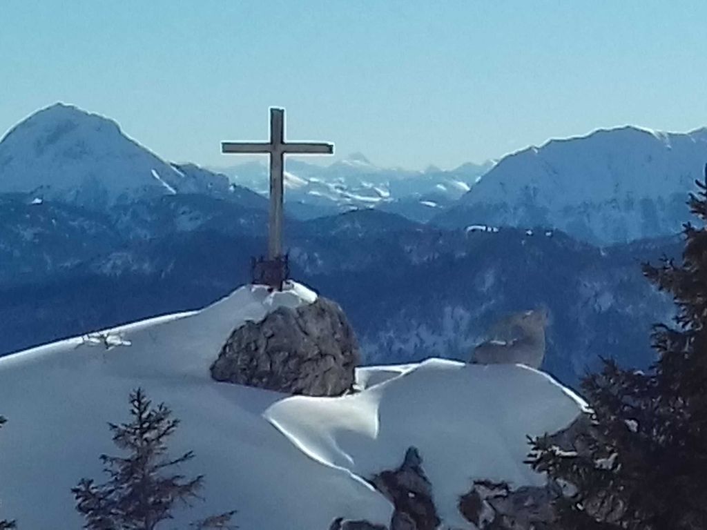 Bergkreuz mit einem steinernem Steinbock, rechts, auf dem Braunek, Skigebiet
