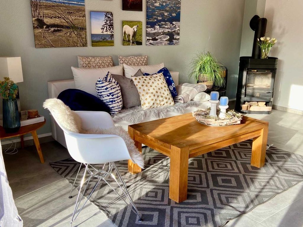 Wohnzimmer mit Schlafcouch, Kamin