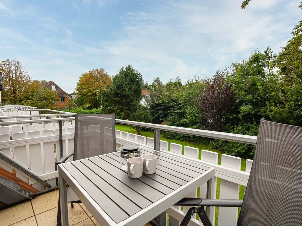Sonniger Südbalkon mit Blick in den Garten