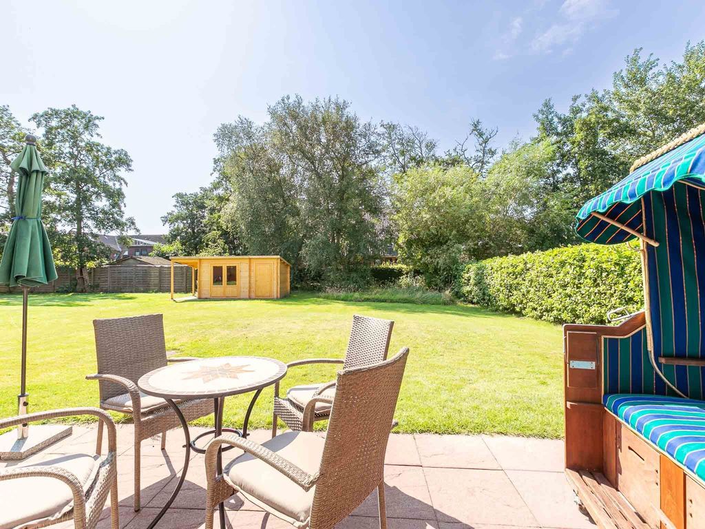 Sonnige Gartenterrasse nach Süden