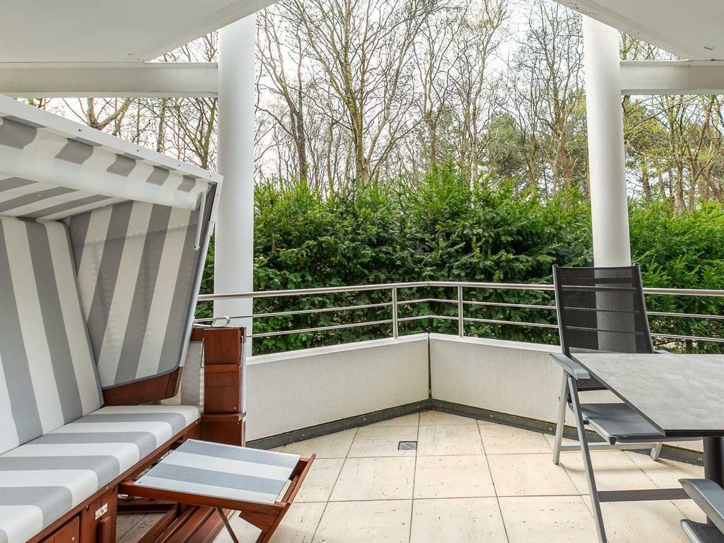 überdachter Südbalkon mit Blick ins ruhige Grüne