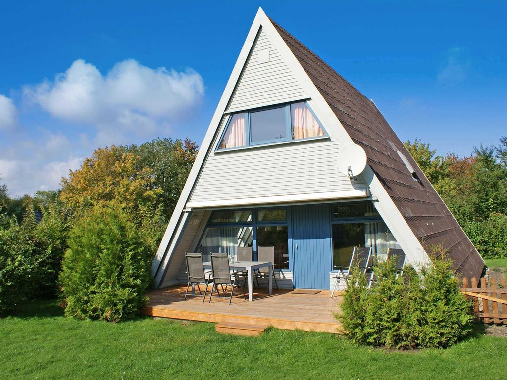 Zeltdachhaus mit Zaun