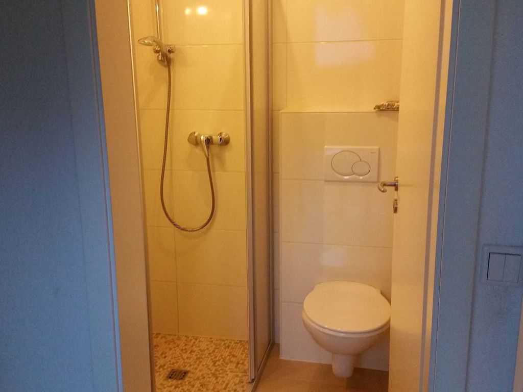 Dusche mit WC im Erdgeschoss