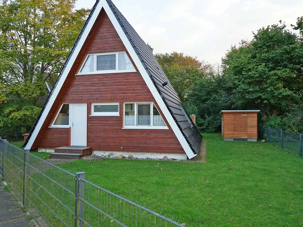 Zeltdachhaus mit Zaun
