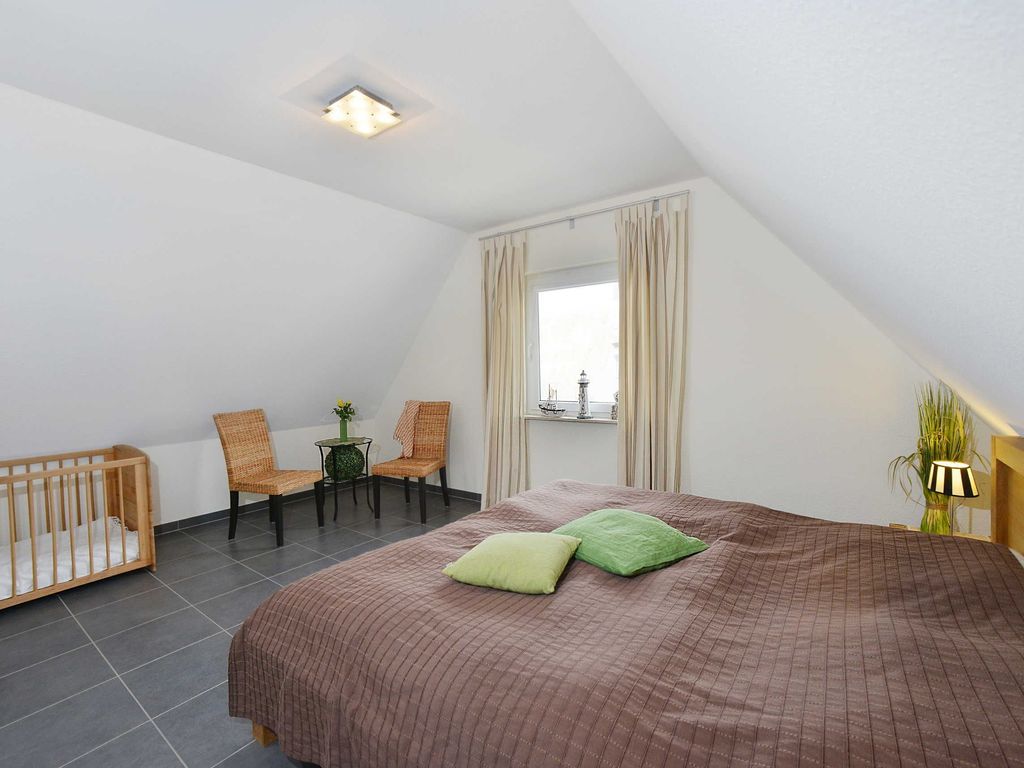 Schlafzimmer im OG mit Babybett und Doppelbett