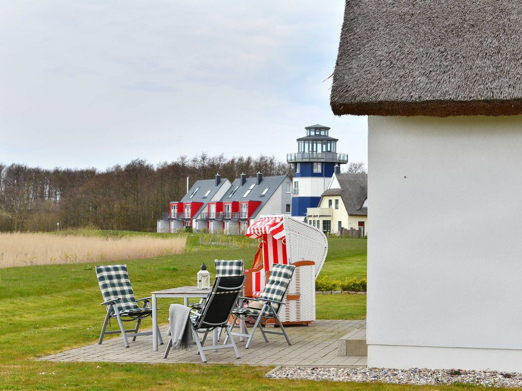 Gebäudeansicht und Terrasse