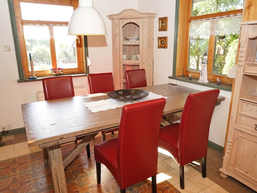 grosser Esstisch im Wohnzimmer
