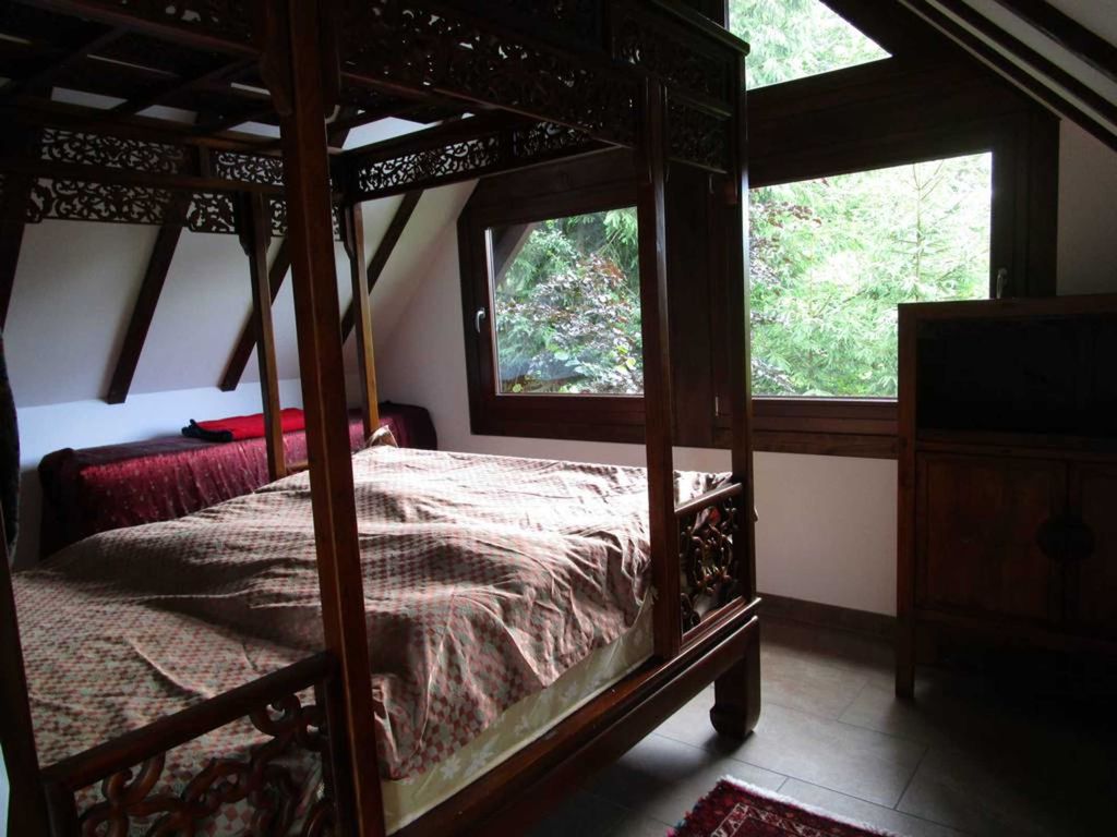 Doppelbett (Beistellmatratzen im Hintergrund)
