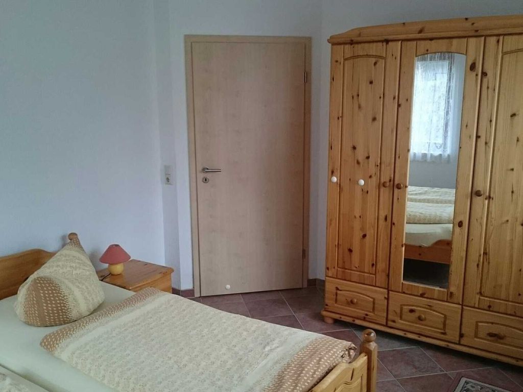 Doppelbett m. Schrank