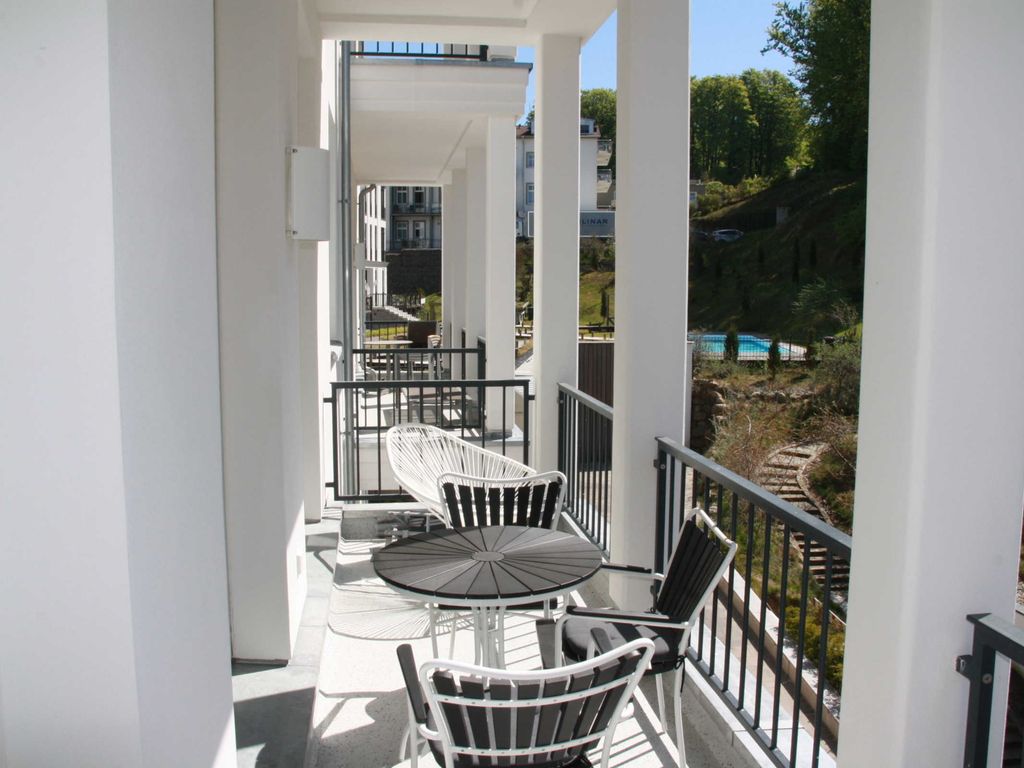 First - ###br###Wohnung Magnolia###br###Balkon-Sitzecke mit Blick auf Pool - Nutzung vom Pool im Preis inklusive