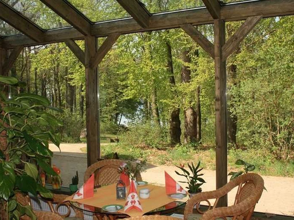 idyllischer Ausblick aus dem Wintergarten des Restaurants