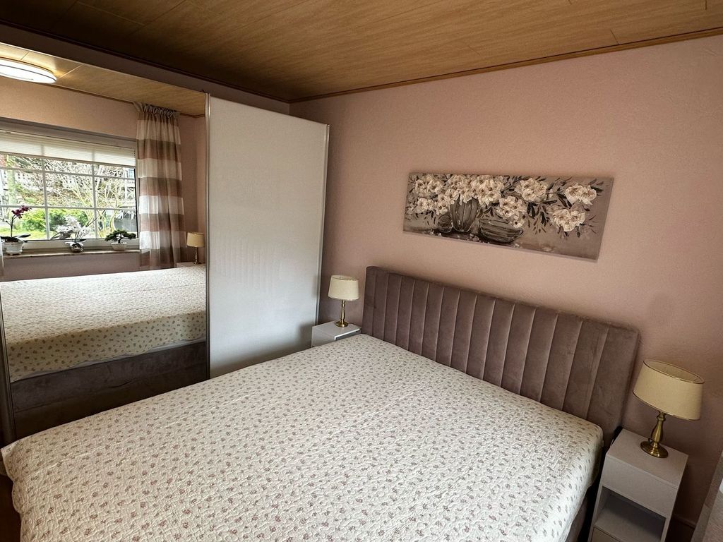 Schlafzimmer mit Boxspringbett