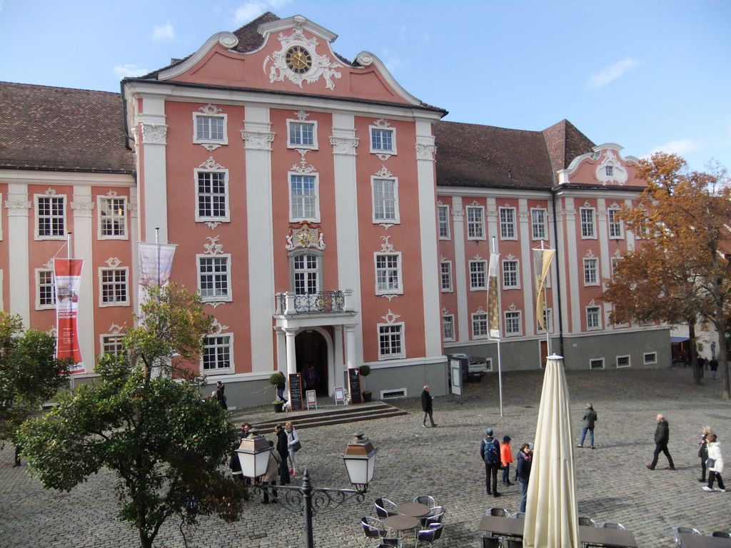 Am liebsten möchte man den gazen Tag aus dem Fenster auf Meersburgs schönsten Platz, den Schlossplatz, gucken.