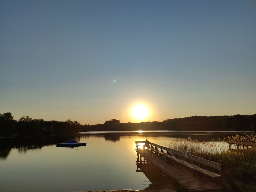 Badestelle am Haussee bei Sonnenuntergang
