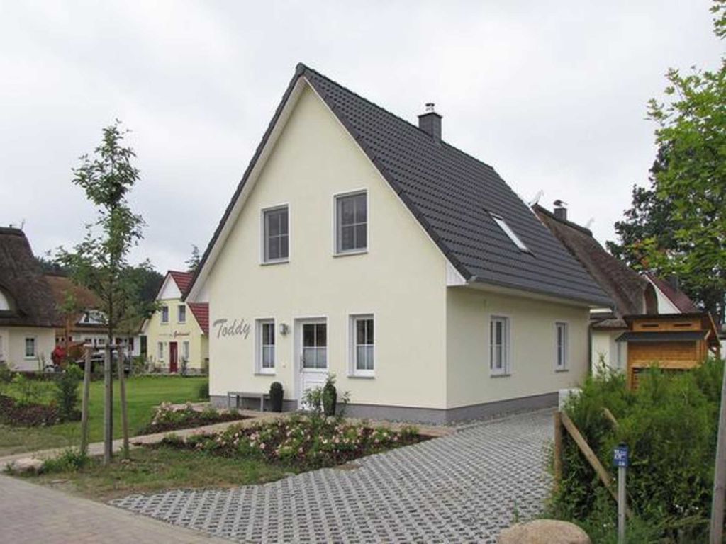 Ferienhaus Toddy mit Rosenbeet und Auffahrt