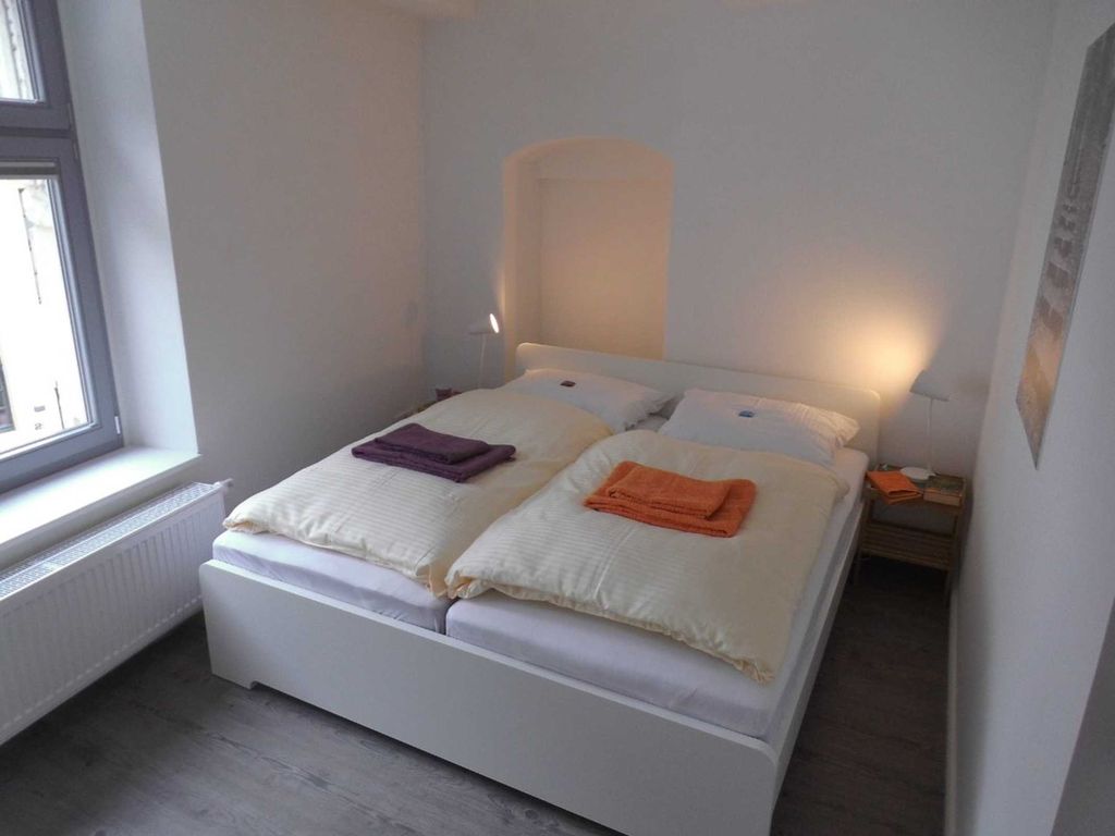 Schlafzimmer mit Doppelbett 180 x 200 cm am Innenhof, Wohnung Anna