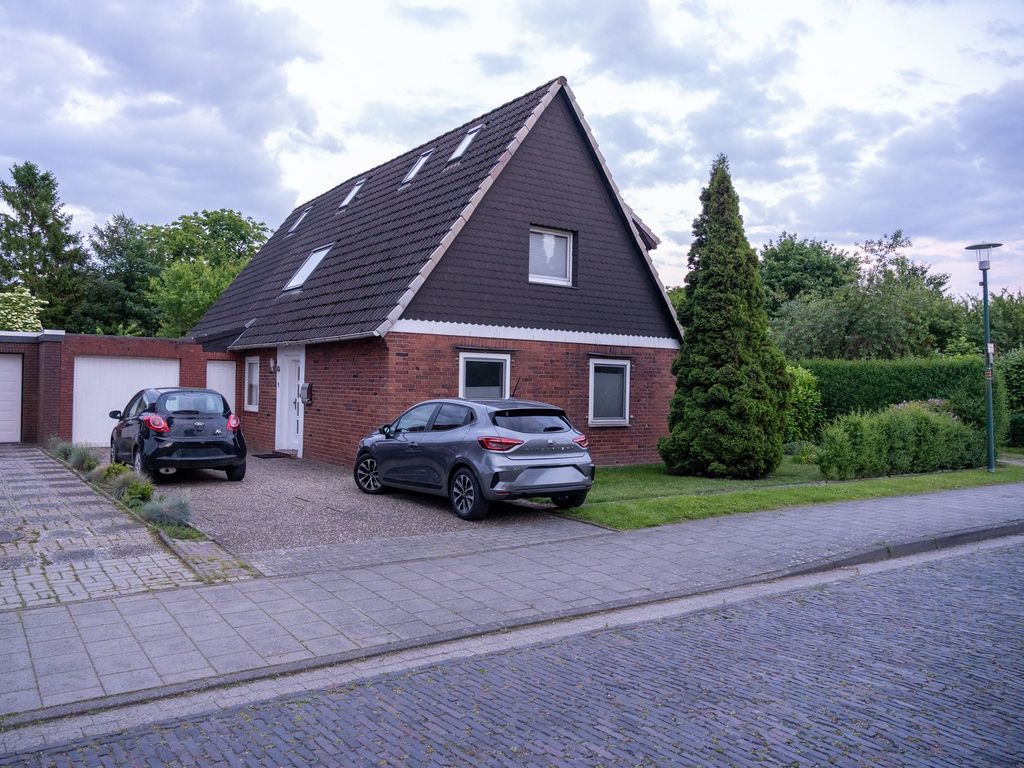 Parken wie abgebildet, pro Wohnung ein Stellplatz