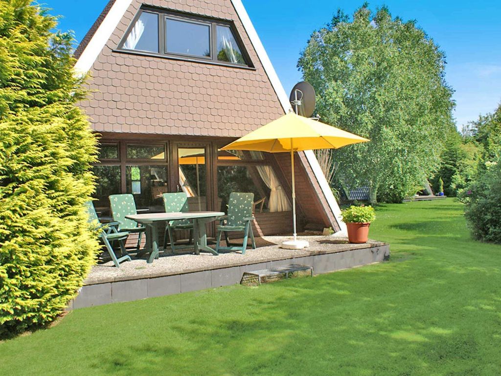 Zeltdachhaus mit sonniger Terrasse