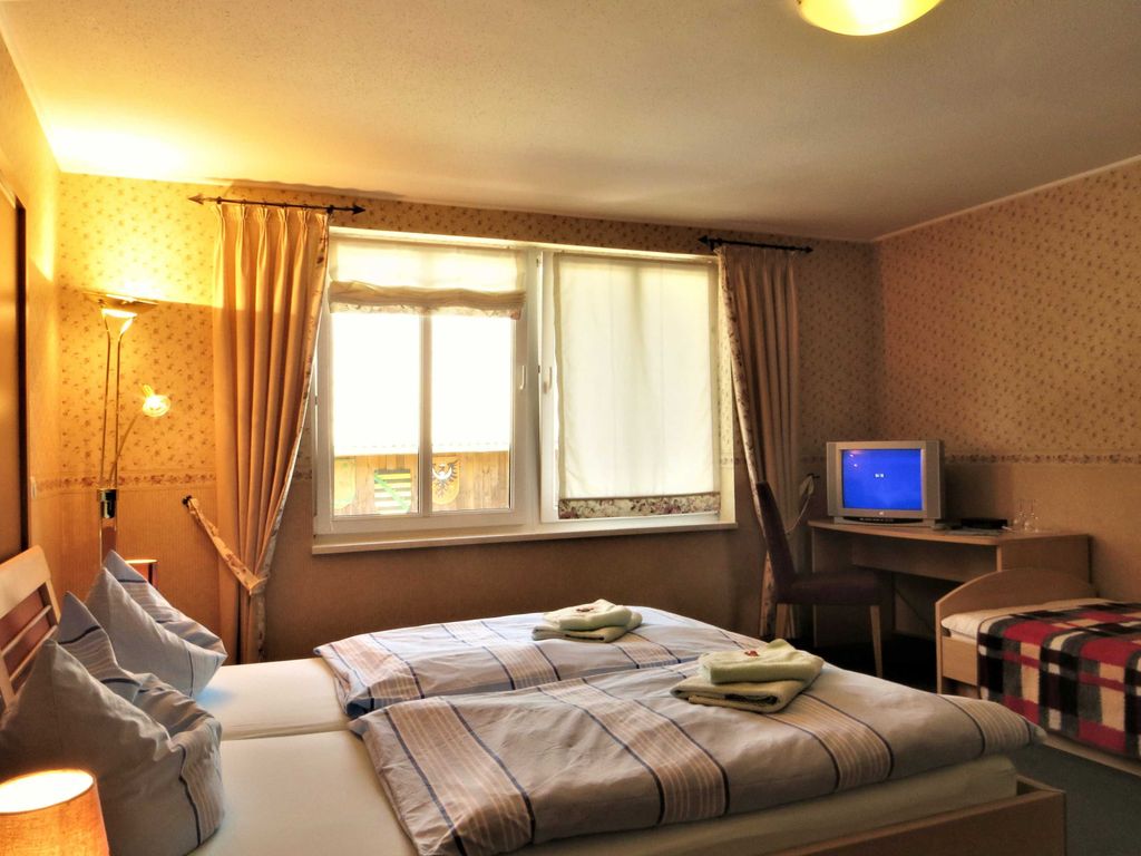 Mehrbettzimmer mit Fernseher