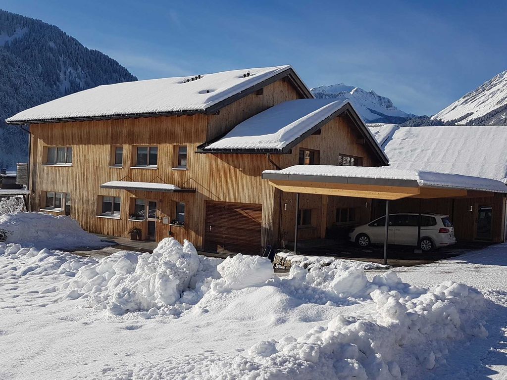 Ostansicht mit Carport