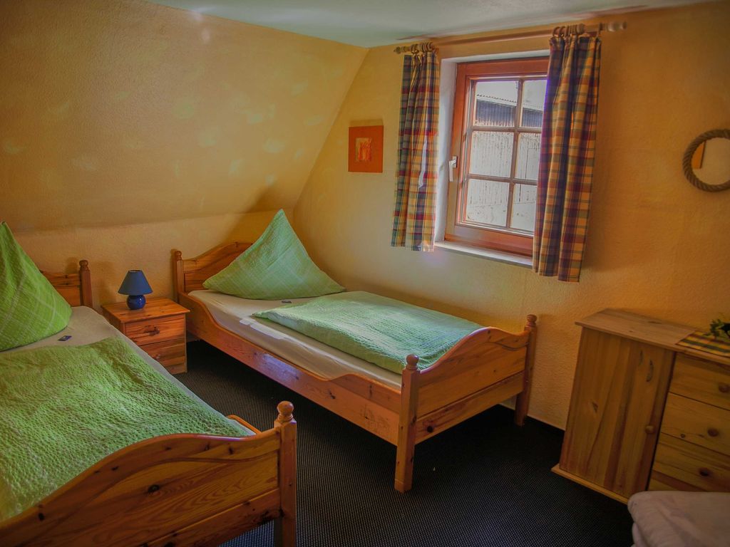 Schlafzimmer mit 2 Betten