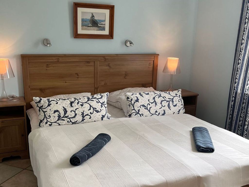Modernes Schlafzimmer mit Doppelbett