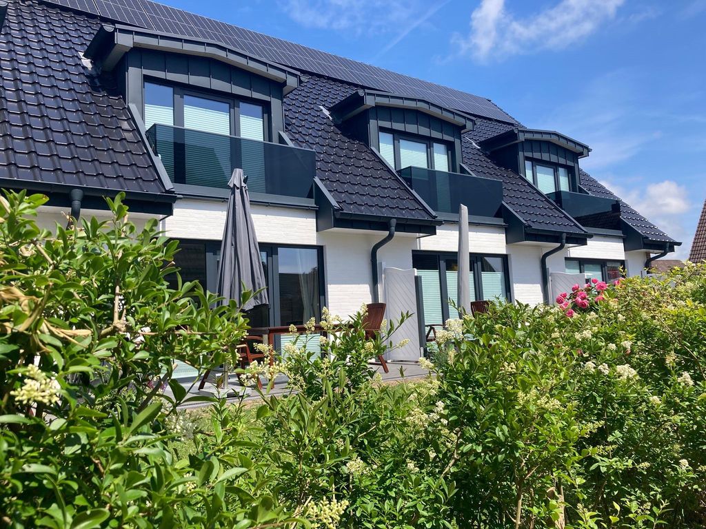 Terrasse mit Aussicht auf schön bepflanzten Garten
