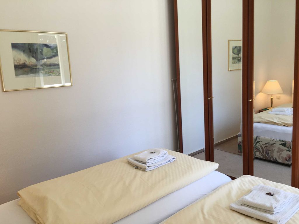Ferienwohnung 10 Caprivi Schlafzimmer mit Doppelbett