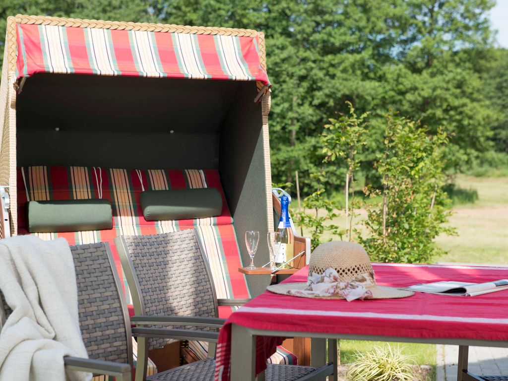 Terrasse mit Strandkorb und Gartenmöbeln