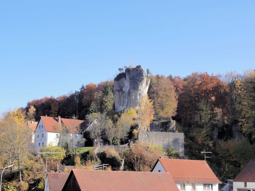 Blick auf die Burgruine mit Felsen