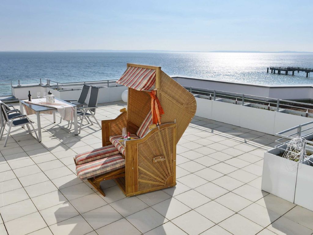 riesige Dachterrasse mit Strandkorb