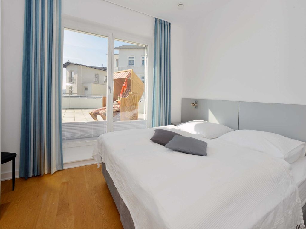 Schlafzimmer mit Doppelbett und angrenzender Terrasse