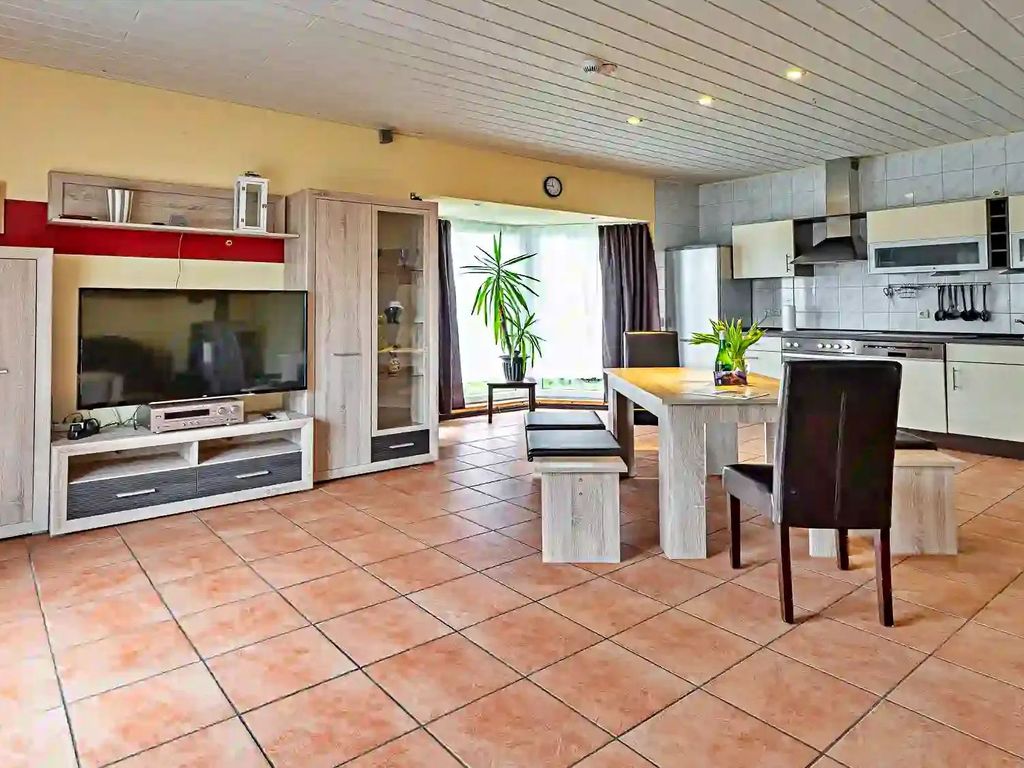 Kombinierter Wohnraum mit offener Küche und Kamin