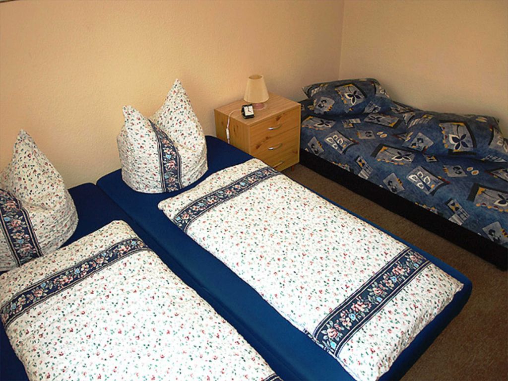 Schlafzimmer mit Doppelbett & einem Einzelbett