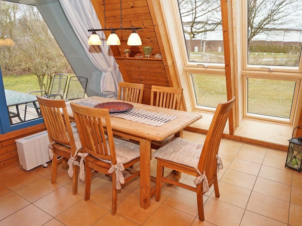 Esstisch im Wohnzimmer mit grosser Fensterfront