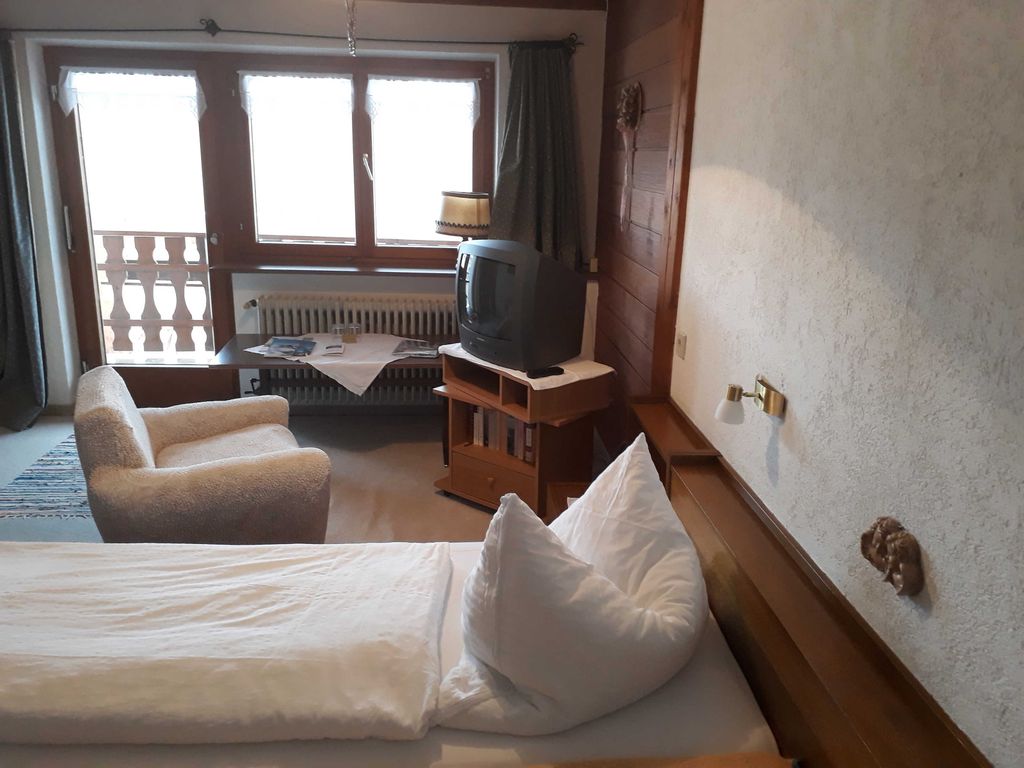 Doppelzimmer Nr. 11
Bett mit TV
mit Balkon