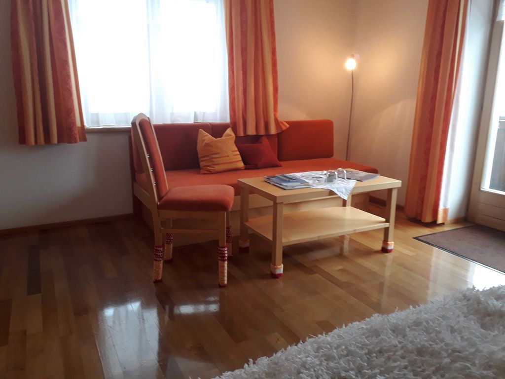 Couch mit brennender
Stehlampe