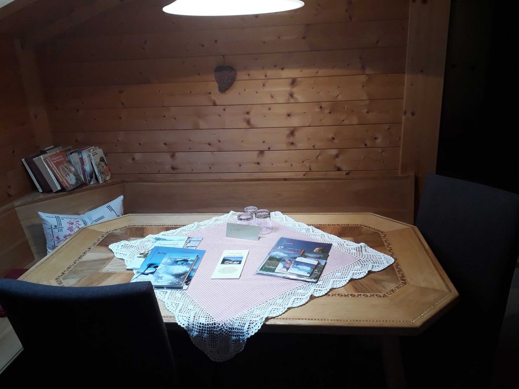 Großer Tisch mit Eckbank