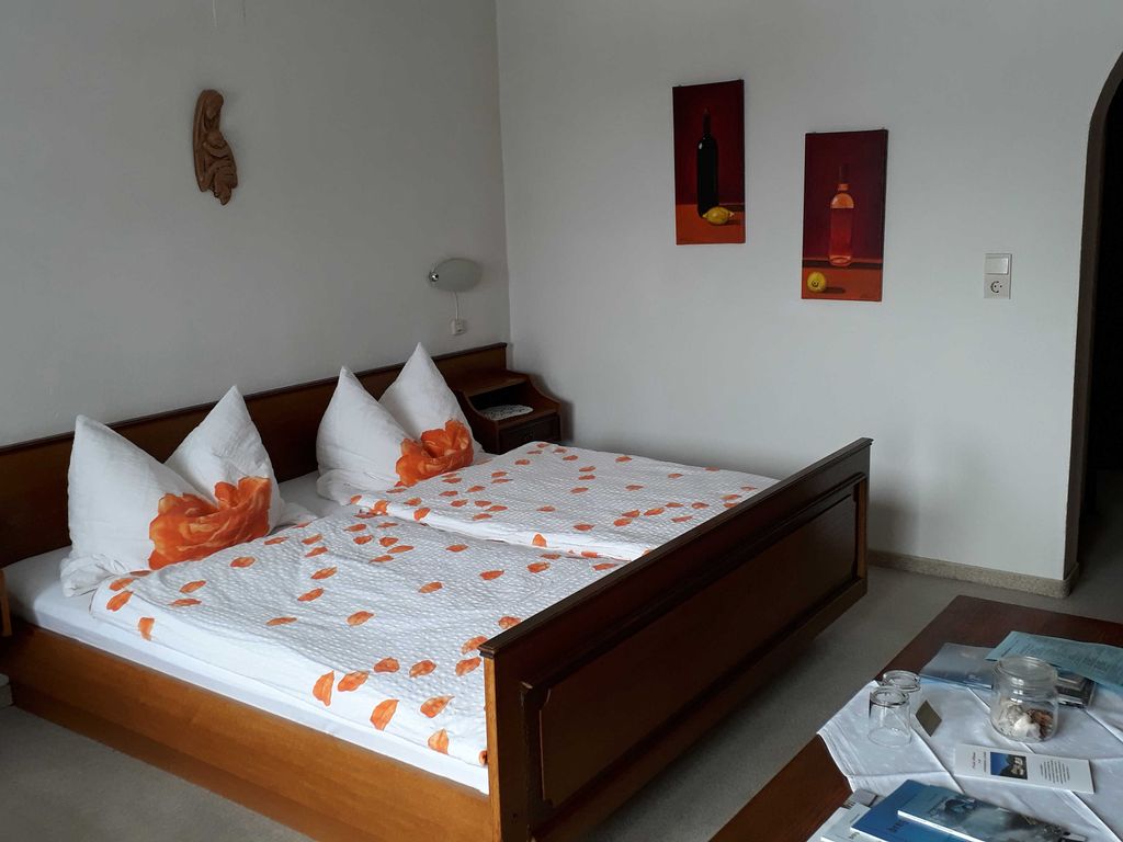 Zimmer Nr. 9
DZ mit Balkon
Doppelbett

