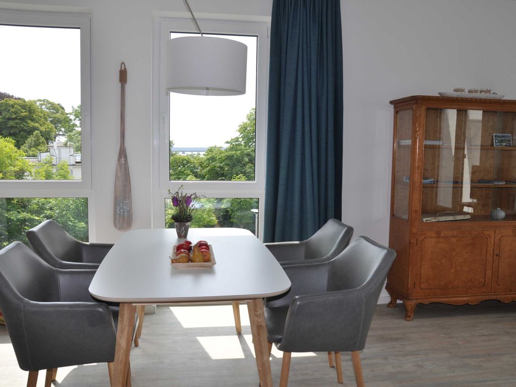 Esstisch mit tollem Ausblick auf die Baumkronen und auf das Seebad