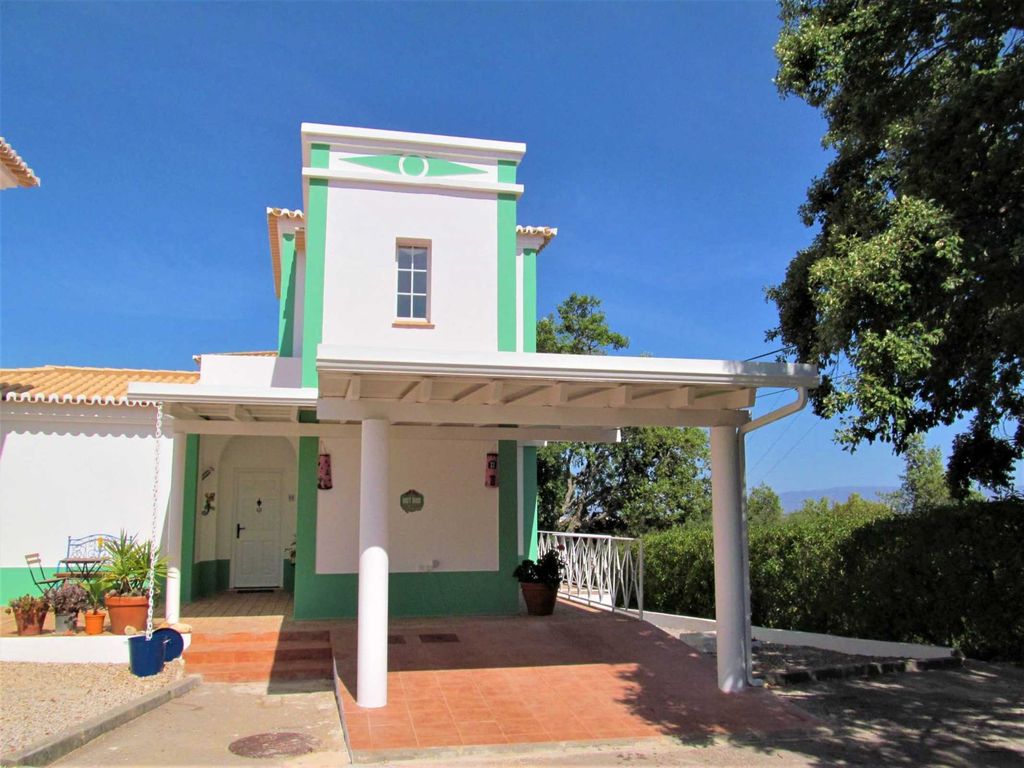 Haus von Osten mit Carport