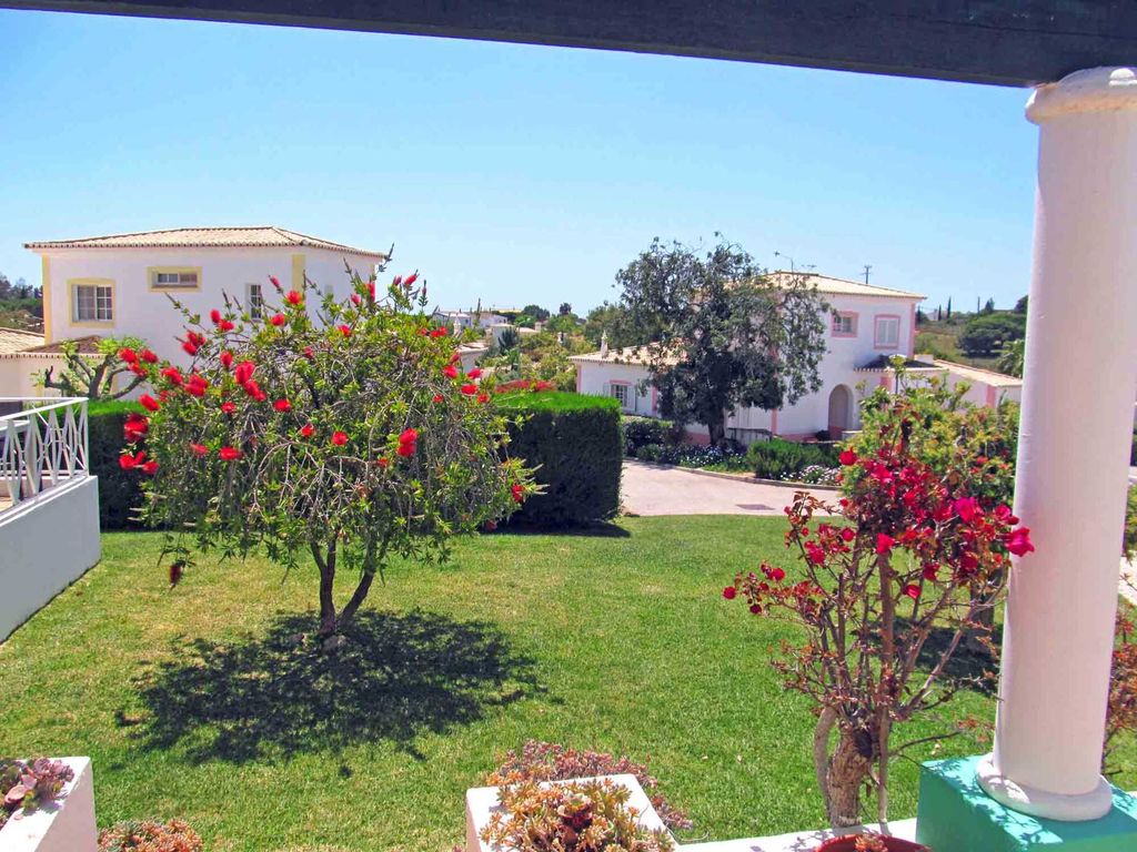 Blick von der Terrasse in den Garten
