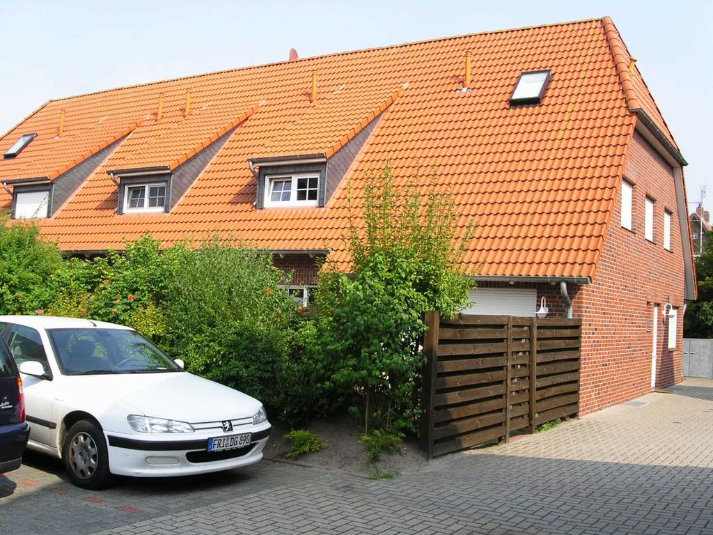 Außenansicht mit Parkplatz