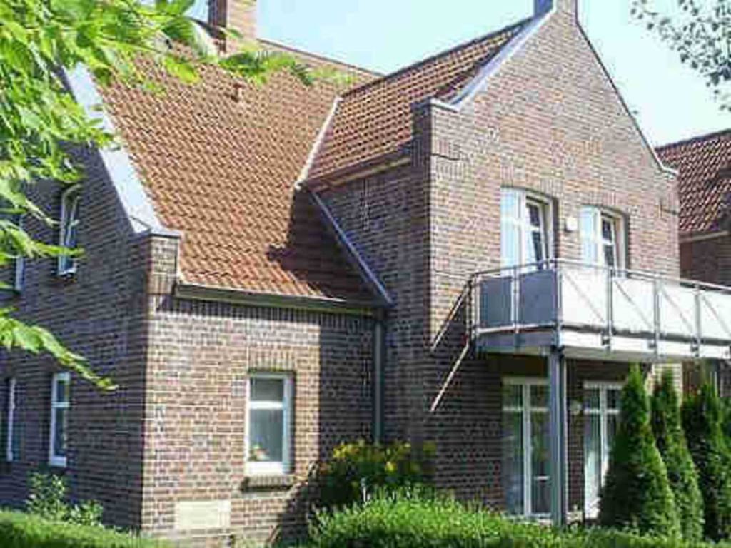 Außenansicht 1. OG Wohnung (links Bad u. Schlafzimmer, rechts Balkon u. Türen zum Wohnraum)